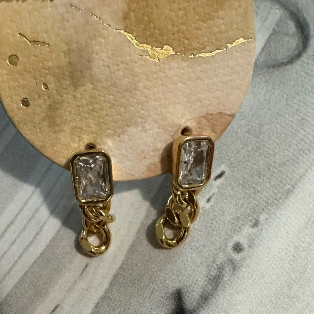 Elegant Gold toneDangle Earrings - Picture 4 of 4